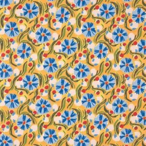 Decoratief Pierre Frey-behang 'Les Anemones' met een patroon van gestileerde blauwe bloemen, groene bladeren en rode accenten op een gele achtergrond.