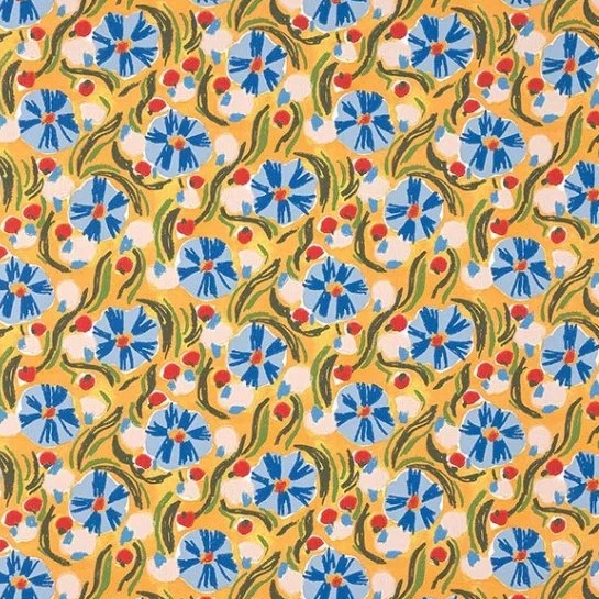 Decoratief Pierre Frey-behang 'Les Anemones' met een patroon van gestileerde blauwe bloemen, groene bladeren en rode accenten op een gele achtergrond.