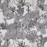 Zwart-wit behangontwerp van Pierre Frey met gedetailleerde tropische planten en bloemen uit de Punta Cana-serie.