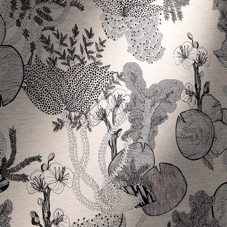 Detail van het Pierre Frey-behang 'Punta Cana' met een zwart-wit botanisch patroon van bladeren, bloemen en vruchten.