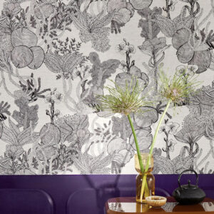 Zwart-wit Pierre Frey Punta Cana behang met tropisch botanisch motief in een sfeervol interieur met paarse muur en decoratieve accessoires.