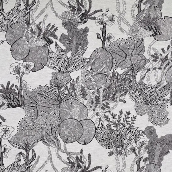 Zwart-wit behangontwerp van Pierre Frey met gedetailleerde tropische planten en bloemen uit de Punta Cana-serie.
