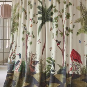 Decoratieve Pierre Frey-stof Canaima F3727001 met kleurrijke vogels, palmbomen en tropische flora op een lichtgekleurde achtergrond.