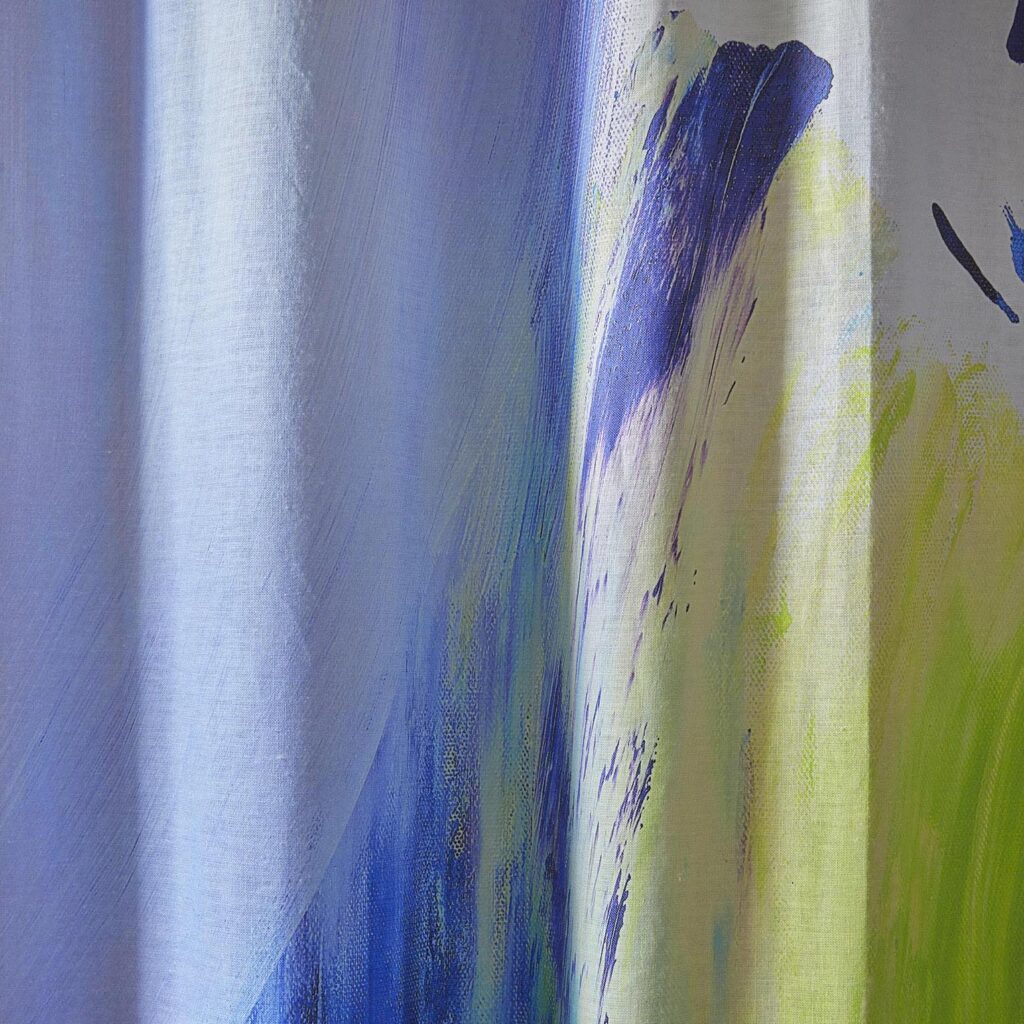 Detail van de Pierre Frey-stof Karma F3729001 met abstracte penseelstreken in blauw, paars en groengrijs.