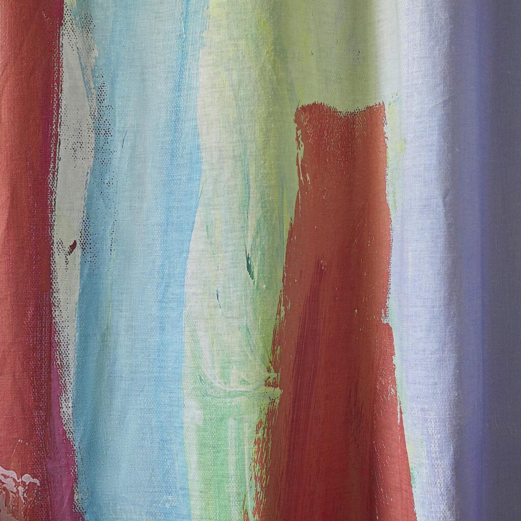 Detail van de Pierre Frey-stof Karma F3729001 met brede, kleurrijke penseelstreken op een textiele ondergrond.