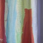Detail van de Pierre Frey-stof Karma F3729001 met brede, kleurrijke penseelstreken op een textiele ondergrond.