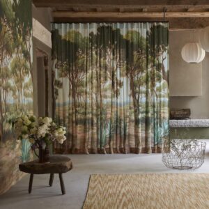 Sfeervol interieur met Pierre Frey-stof Lesterel F3728001 als panoramisch gordijn met boslandschap.