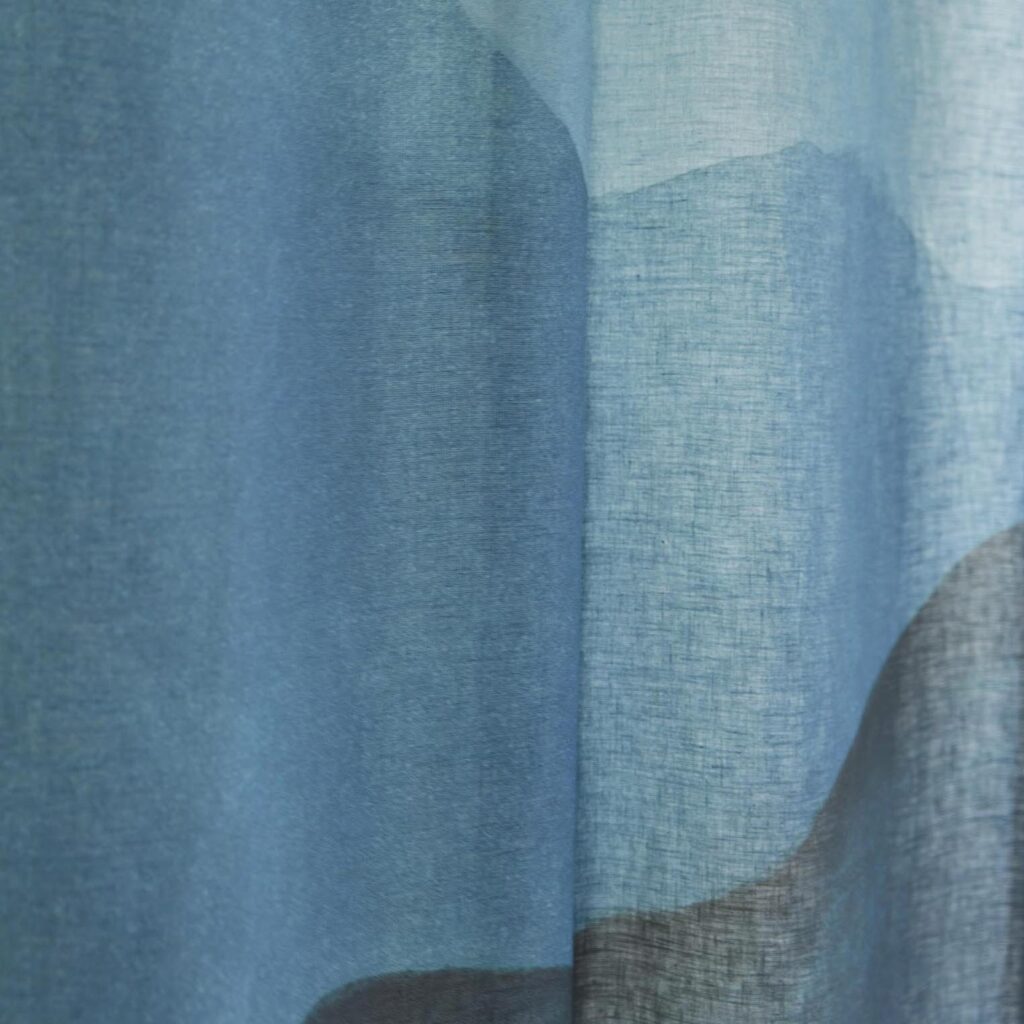 Detail van de Pierre Frey Yunnan F3726001 panorama-stof met blauwe en grijze tinten.