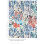 Behang met kleurrijk zeethema, met vissen, koraal en zeewier in blauw-, rood- en groentinten uit de Pierre Frey Pleine Mer collectie.