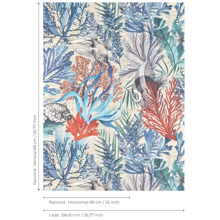 Behang met kleurrijk zeethema, met vissen, koraal en zeewier in blauw-, rood- en groentinten uit de Pierre Frey Pleine Mer collectie.
