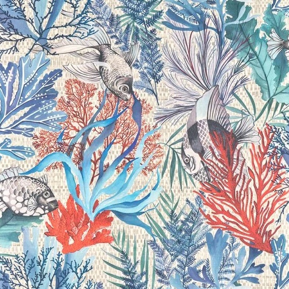 Illustratieve behangprint van Pierre Frey "Pleine Mer blauw" met kleurrijke vissen en koraal in blauwe, rode en turquoise tinten.