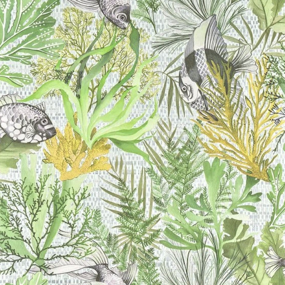 Behangdessin "Pleine Mer" van Pierre Frey met vissen en zeewier in groene en gele tinten.