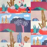 Kleurrijk Pierre Frey behang met gestileerd woestijnlandschap, cactussen en fantasiebomen in geometrische vlakken.