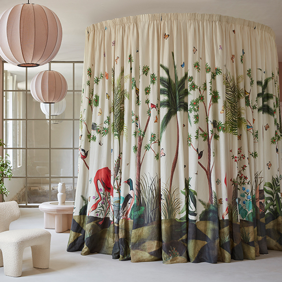Rijke, met tropisch landschap bedrukte gordijnen uit de Pierre Frey stoffen collectie Panoramique in een modern interieur.