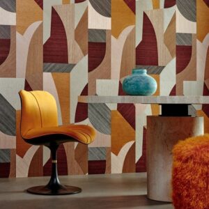 Moderne interieurruimte met felgele designstoel, marmeren tafel, turquoise vaas en kleurrijk geometrisch behang met abstract motief uit de Puzzle1-4HUY-2 serie.