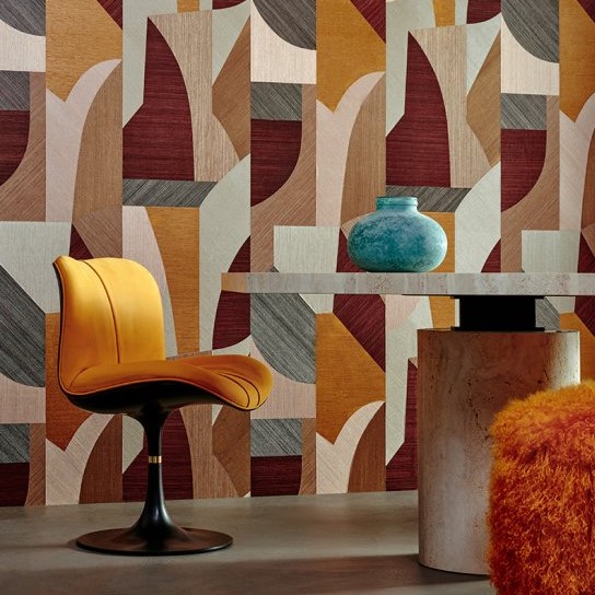 Moderne interieurruimte met felgele designstoel, marmeren tafel, turquoise vaas en kleurrijk geometrisch behang met abstract motief uit de Puzzle1-4HUY-2 serie.