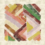 Abstracte compositie met kleurrijke, verweerde diagonale vormen in roze, groen, geel en rood op een beige achtergrond.