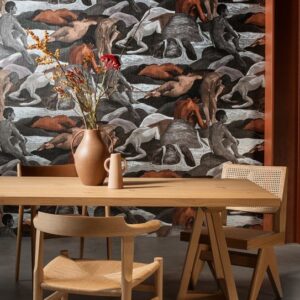 Een moderne eetkamer met houten meubels en een opvallend Saturnia3-HD0H-5 behang met artistieke afbeeldingen van naakte figuren in natuurlijke poses.