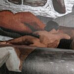 Schilderachtig detail van een liggend naaktfiguur in een abstracte, roodbruine en grijze rotsachtige omgeving uit het kunstwerk Saturnia3-HD0H-6.
