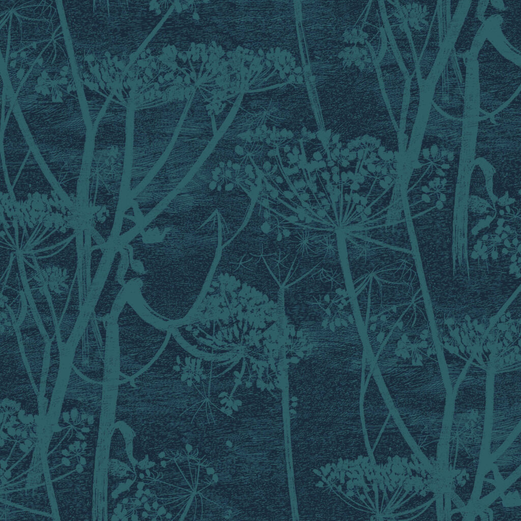 Donkerblauwe fluwelen stof met een patroon van silhouetten van wilde berenklauw (cow parsley) in een lichtere blauwgroene tint.