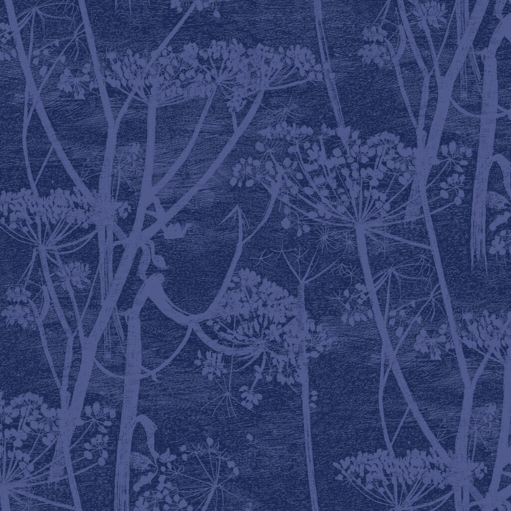 Donkerblauw fluweelachtig patroon met silhouetten van cow parsley planten in een lichtere paarse tint.