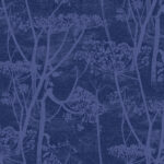 Donkerblauw fluweelachtig patroon met silhouetten van cow parsley planten in een lichtere paarse tint.