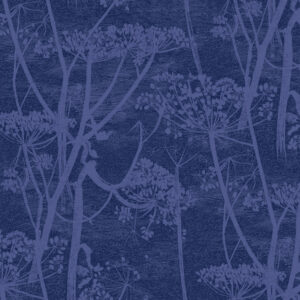 Donkerblauw fluweelachtig patroon met silhouetten van cow parsley planten in een lichtere paarse tint.
