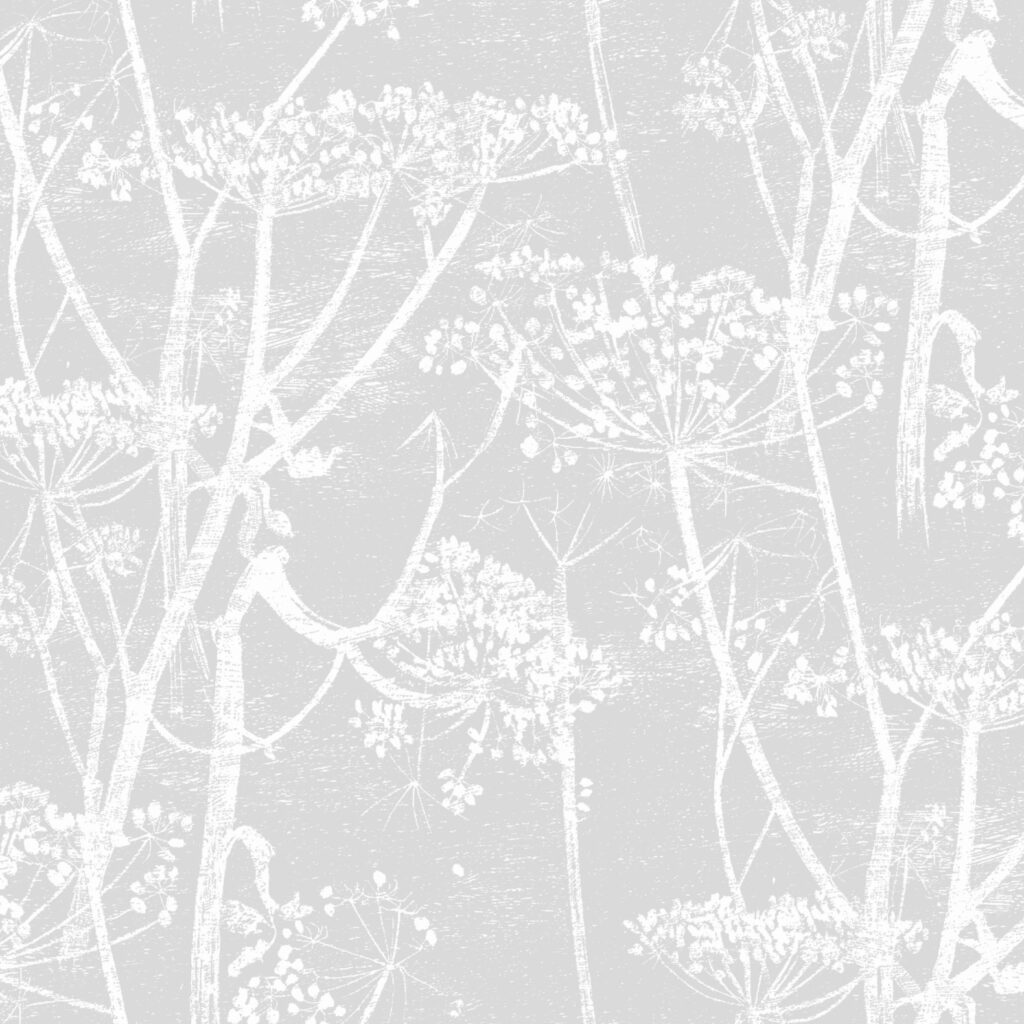 Lichtgrijs behang met een wit silhouetpatroon van fluitkruid, ontwerp Cole and Son Cow Parsley F111/5021.