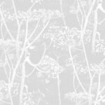 Lichtgrijs behang met een wit silhouetpatroon van fluitkruid, ontwerp Cole and Son Cow Parsley F111/5021.