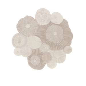 Ronde, zandkleurige designvloerkleed met cirkelvormige patronen uit de Limited Edition Atoll Sand 2 collectie.