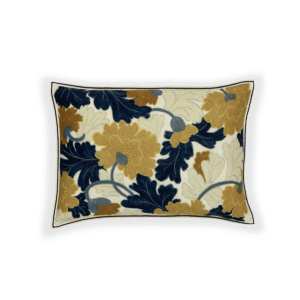 Sierkussen Elitis Jane Delft CO 253-40-02 met een bloemmotief in okergeel, donkerblauw en crème.