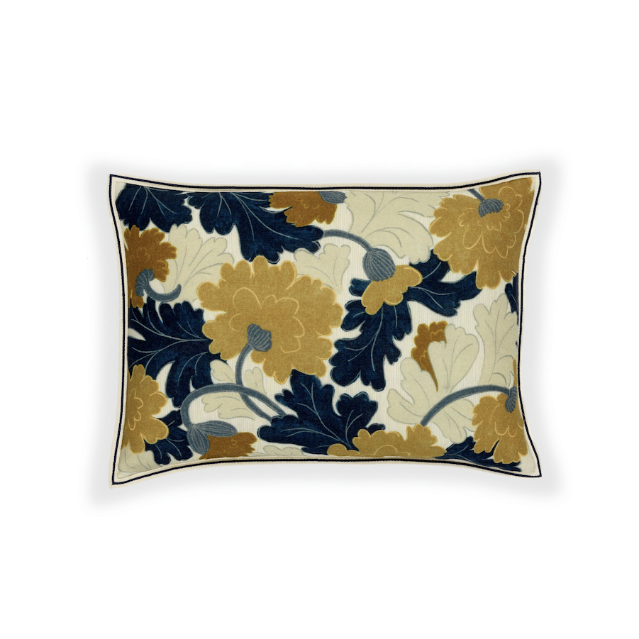 Sierkussen Elitis Jane Delft CO 253-40-02 met een bloemmotief in okergeel, donkerblauw en crème.