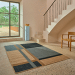 Modern interieur met Elitis Saphir TA 137 40 04 vloerkleed in aardetinten en geometrisch patroon.