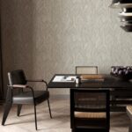 Moderne eetkamer met Sculptura Piante Arte-behang en een donkere houten tafel met designstoelen.