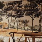Muurschildering van een boslandschap met donkere bomen en een huisje, naast een houten eettafel in een sfeervolle zithoek.