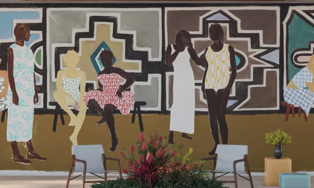 Muurschildering met gestileerde figuren in kleurrijke jurken voor een geometrisch patroon, met moderne stoelen en planten op de voorgrond.