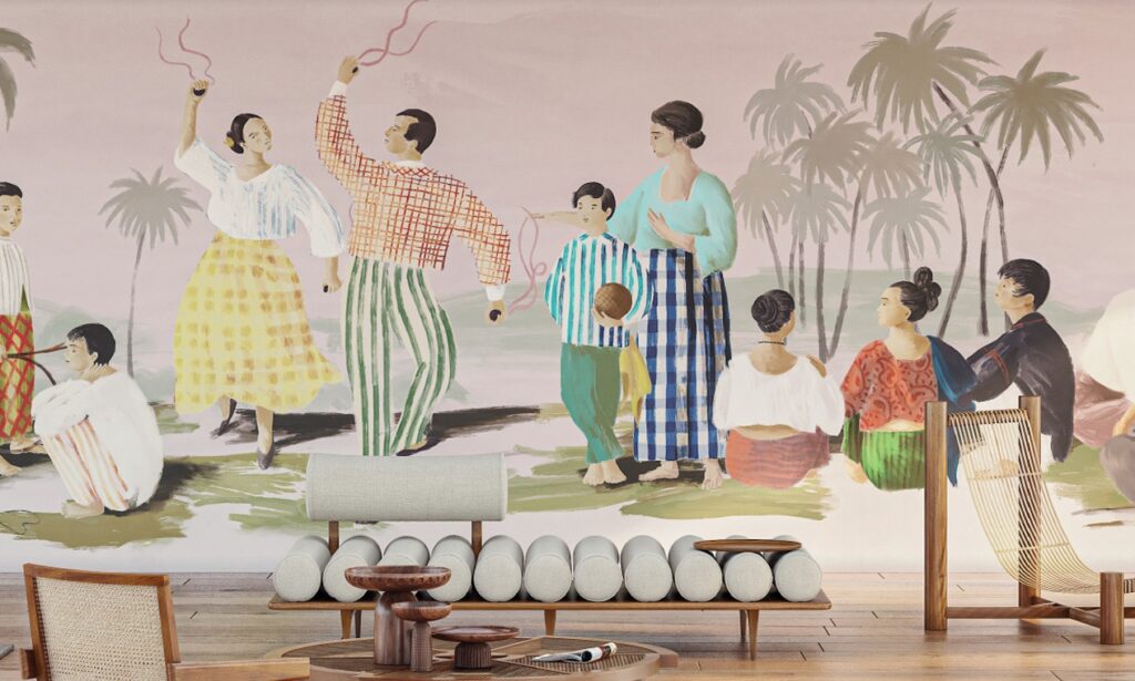 Muurschildering met kleurrijke figuren in traditionele kleding die dansen en socializen in een tropisch landschap, met moderne meubels op de voorgrond.
