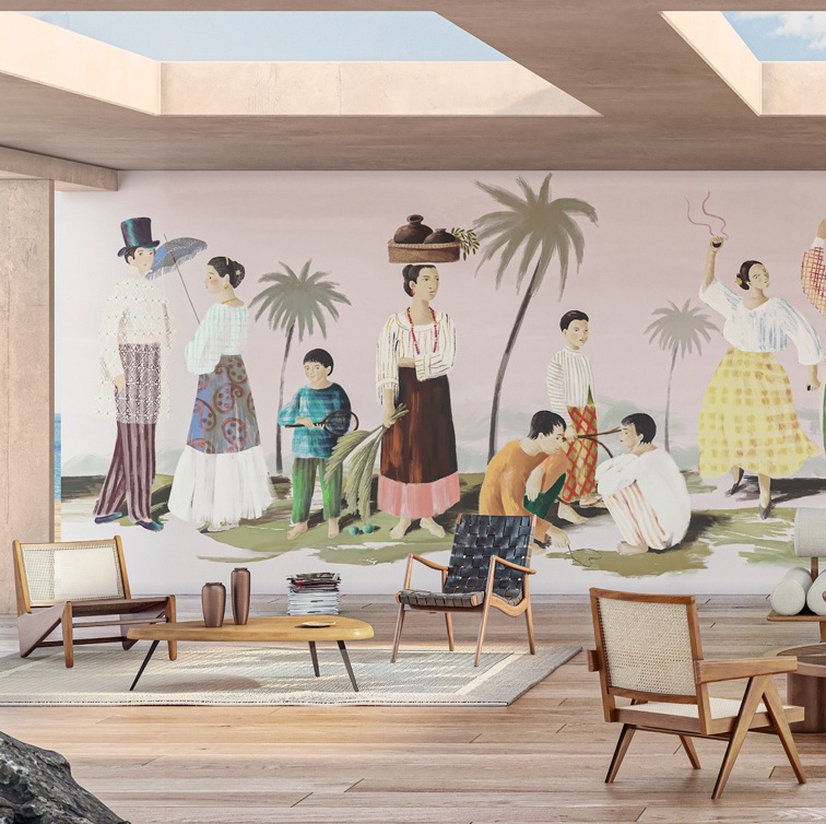 Moderne woonkamer met muurschildering van mensen in traditionele kleding tegen een tropisch decor.