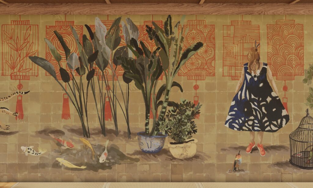 Muurschildering met tropische planten, oosterse lantaarns, koi-karpers en een vrouw in een blauwe jurk die naar een vogeltje kijkt.