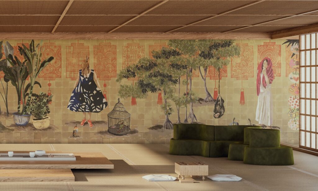 Muur met kleurrijk Elitis-behang met oosterse motieven, planten, vogels en twee vrouwelijke figuren in een minimalistisch Japans interieur.