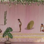 Muurschildering met tropisch decor en mensen in badkleding tegen een roze achtergrond met hangende groene bladeren.