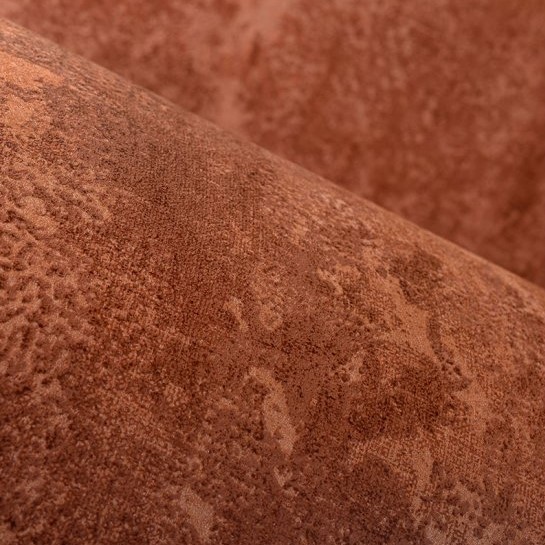 Close-up van een rol roodbruin stucwerkbehang met een gemarmerde textuur.