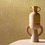 Beige keramische vazen voor een goudkleurige, fijn mozaïekstructuur op de Tessera1-2LZK_tm-2 wand.