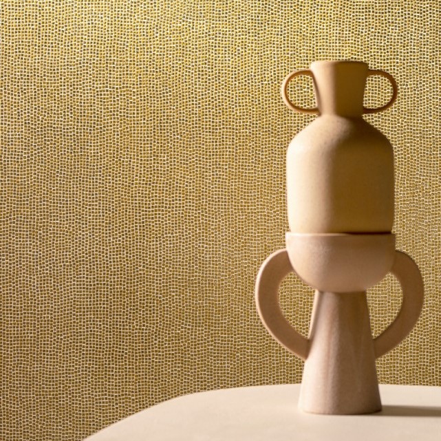 Beige keramische vazen voor een goudkleurige, fijn mozaïekstructuur op de Tessera1-2LZK_tm-2 wand.