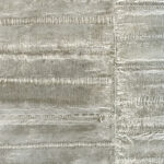 Detailopname van het zilvergrijze textielpatroon van vloerkleed VP-424-05 met zichtbare sierstiksels en structuur.