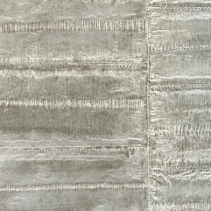 Detailopname van het zilvergrijze textielpatroon van vloerkleed VP-424-05 met zichtbare sierstiksels en structuur.