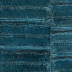 Donkerblauw textielpatroon met grove, horizontale textuurstrepen uit de VP-424-09 collectie.