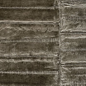Textuur van wandbekleding VP-424-11 met een glanzend, gestikt patroon in zilvergrijze tinten.
