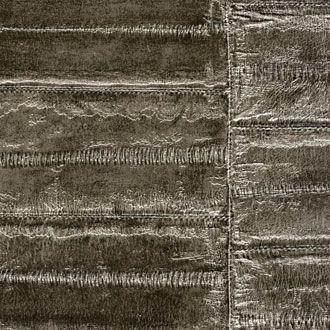 Textuur van wandbekleding VP-424-11 met een glanzend, gestikt patroon in zilvergrijze tinten.