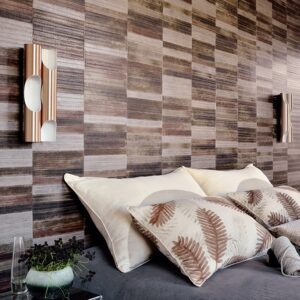 Sfeervol interieur met het behang VP-425-1 in bruintinten, bij een bed met sierkussens en moderne wandlampen.
